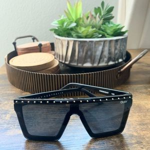 🕶QUAY Hindsight Blkstud Sunglasses🕶